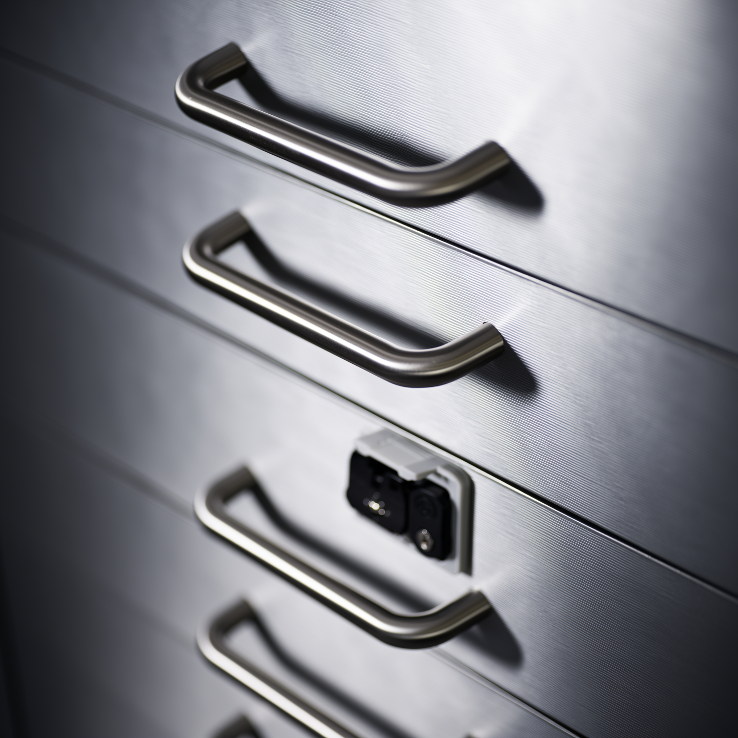 Kabinet Arsip 4 Pintu — detail fitur 1