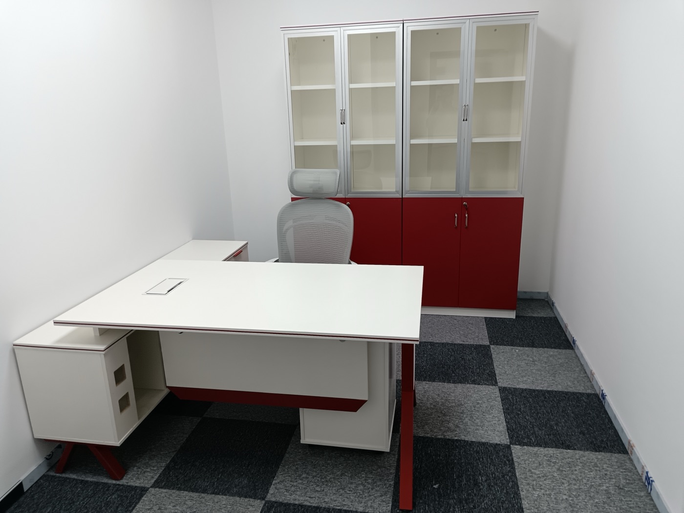 BG office desk installation at the Huizhou project